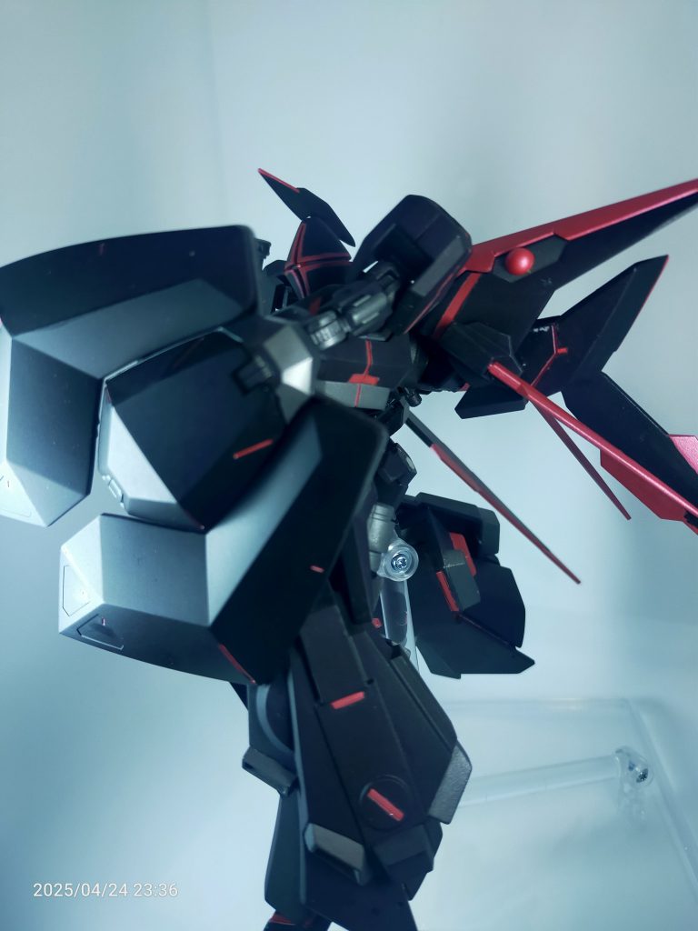 膝で支えてますが何とか取り付け可能