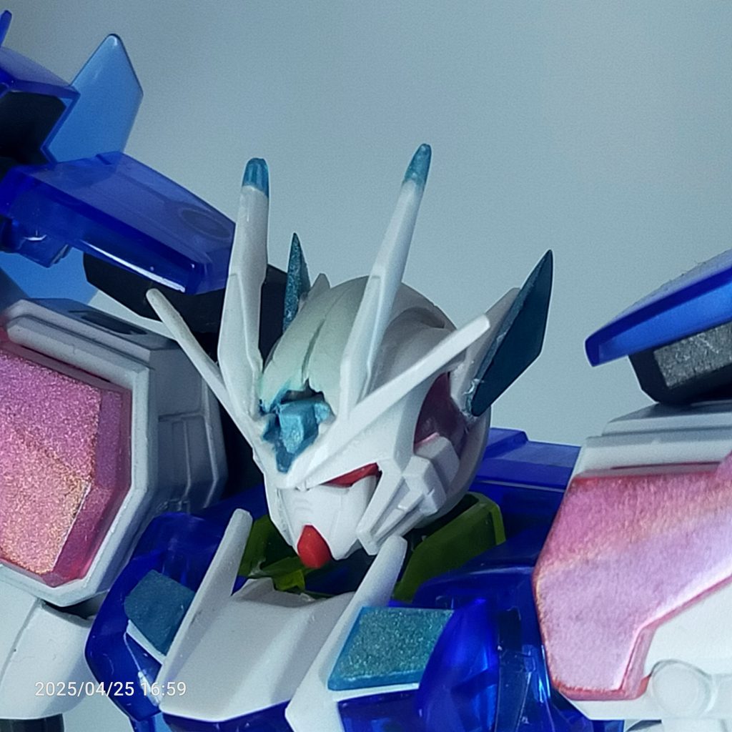 クリア部分を増やしたかったので、クリアのキットのランナーを加工して貼っつけてます。