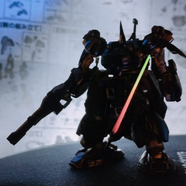 ガンダムマーカー蛍光ピンクと蛍光グリーンでビームサーベルをツートングラデーションに吹いてみました。これはこれでオモシロイ。