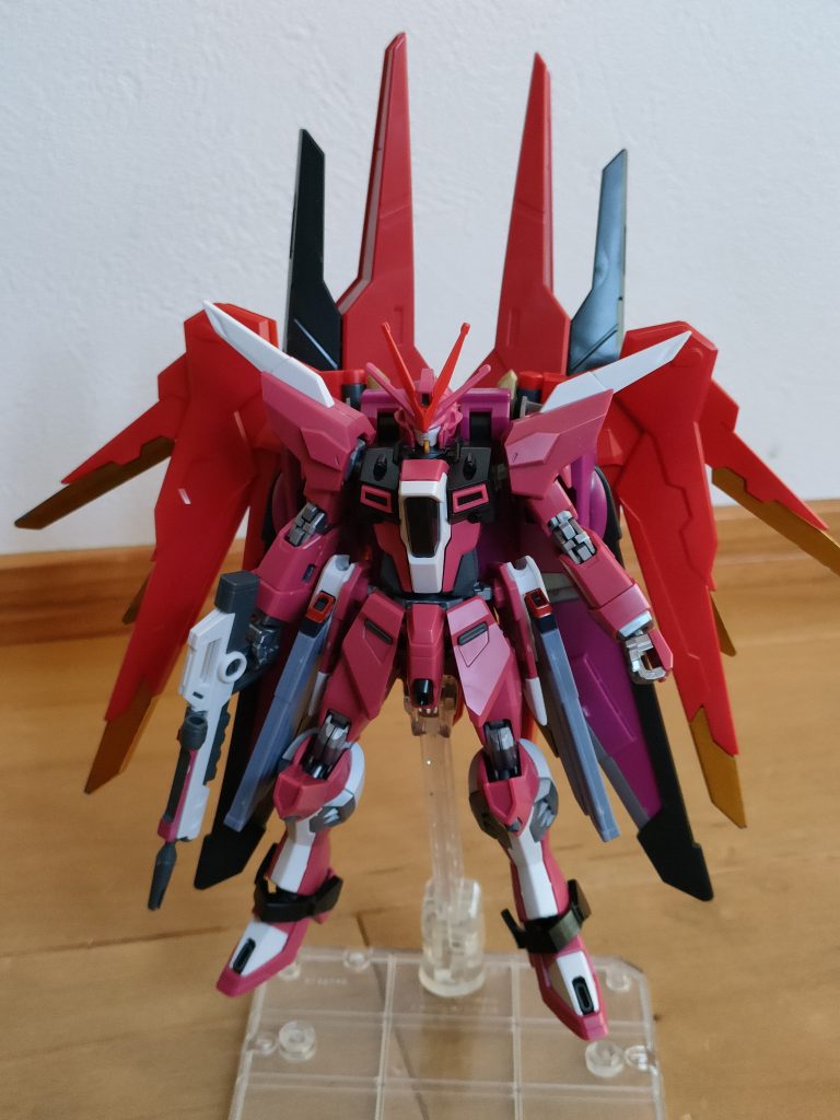 SEEDフリーダムのプラモ…頭でかい笑 前シリーズのほうが全体的にシュッとしているので、頭を変えるだけでもスリムになり好きです。自分のコンプレックスを補うようなカスタム傾向でもあります。とりあえず腰にゴチャついた「 例のアレ 」を添えてみました。