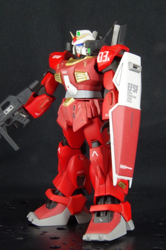 改造箇所頭部：耳ダクト部・カメラアイ・顎を欠損してたのでプラ板等で復旧、カメラアイは再現できなかったのでゴーグル風に。首も市販のボールジョイントで復旧。バルカンポッドのアンテナを真鍮戦に置き換え。胴体：腰に回転軸追加。前・横スカートを切り離して可動化脚部：つま先を延長。ふくらはぎ横のスラスターをプラ板で追加。くるぶしのシリンダーをプラ棒等で作成。膝裏のパイプをガラスメッシュに置き換え。太ももに横回転軸追加。腕部：手首パーツ紛失のため市販品へバックパック：左右のパイプをスプリングに置き換え、メインのバーニアを市販品へ置き換え。その他：肩・下腕・脛を後ハメ出来るように分割位置変更