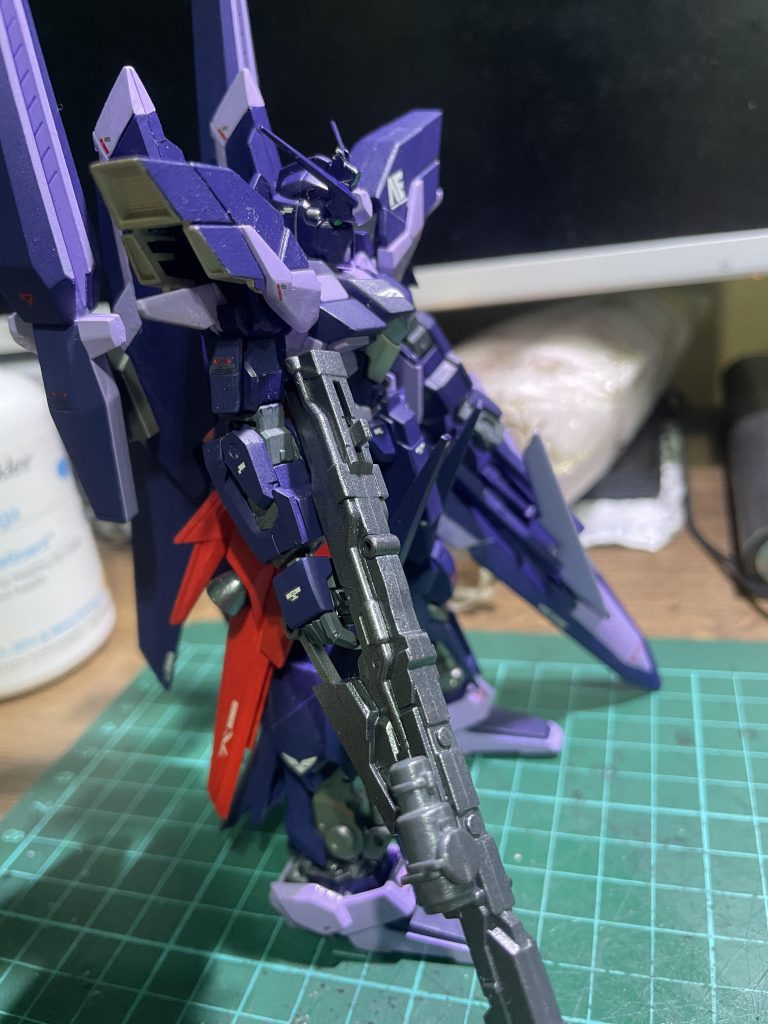 腰まわりの赤い装甲がすごく気に入っています。これはまさにエクシーズ次元の反逆者チームの精神にぴったりで、ダークカラーの機体にいいアクセントを加えてくれていますね。 