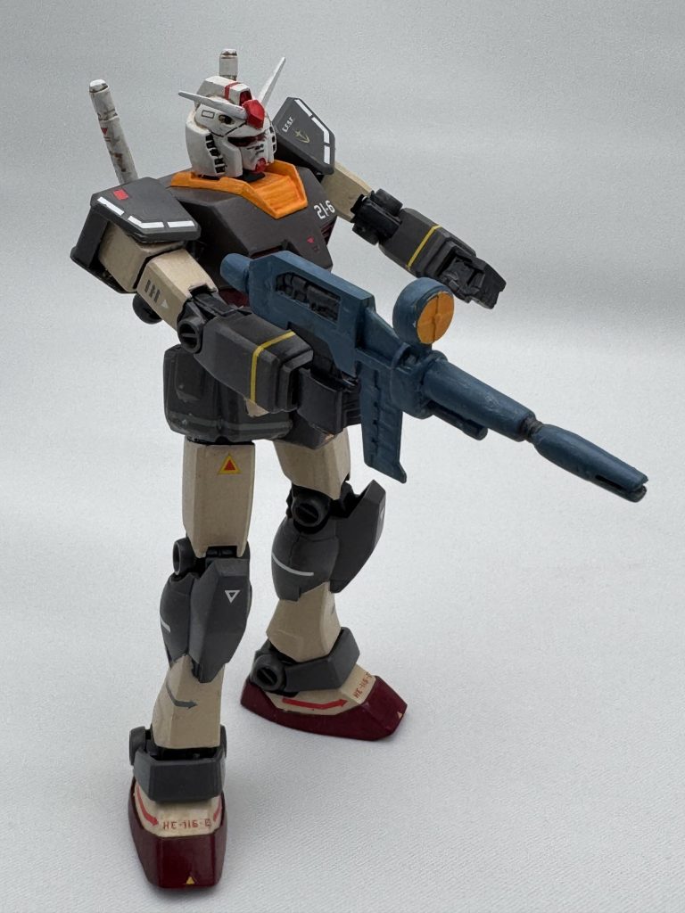 元々たいして動きませんが、太ももと胴体の接続をアルミ線にしたので、腰から下はほとんど動きません…素材もKPSではなくエコプラなので、関節ギチギチ…ブンドドしてるとすぐにクタクタになります肩の白ラインデカール貼りはなかなか大変だったので(結構失敗した)、正面だけですタダで貰えますが、ちゃんと作ろうとするとなかなか製作難度は高く…予想以上に苦労しました。