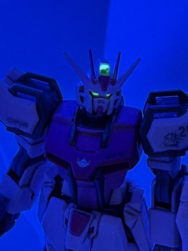ストライクルージュはデフォでツインアイはUVライトで光るが、トサカのカメラはシールもないので、ラピーテープにガイアの蛍光グリーンを塗って貼り付け。つーか、成型色違い&シール付属でEGストライクより100円高いの納得いかない…(´-` )