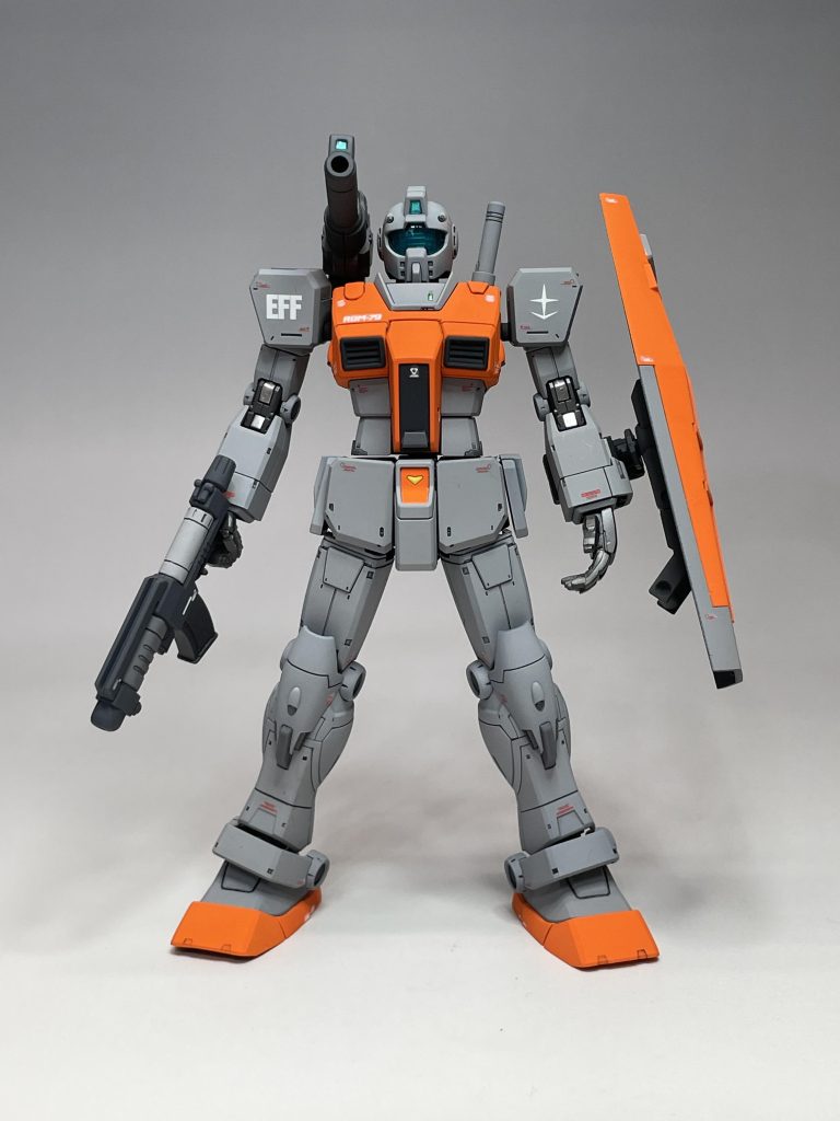 これまでのジムと異なり、オレンジとグレーのカラーリングがなんとも渋くて、2色のコントラストに気を遣いました。グレーに関しては、説明書の調色レシピではピンクが入っていたりと、なかなかオシャレなのですが、最初に調色した時にピンクを入れすぎて変な色になり、後戻りできずに塗料をオシャカにしました。何せ、2体分準備していたものですから。