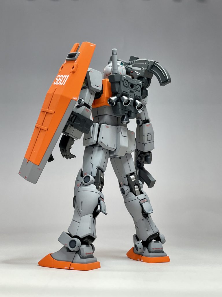 後ろ姿も渋いです。バックパックのスラスターは、どう考えても宇宙戦用のようですが、地球の重力下では横を向いているスラスターは不要なのではないかとも思いましたが、一応設定に則ってみました。右腕前腕と腰にある穴は、さりげなくプラ板で塞ぎました。バックパックの穴は塞ぐのを忘れました。いつか補修しようと思います。