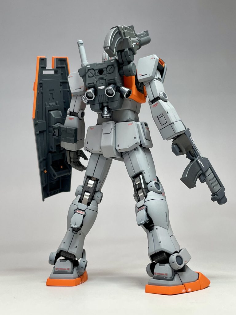 個人的なこだわりで肘と膝の接続部分はシルバーとして、ベアリングのように、スムースに稼働するパーツのイメージで塗り分けています。