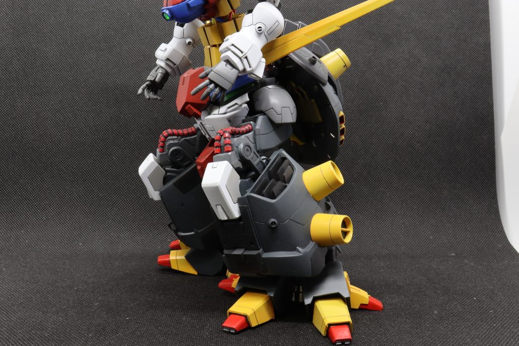 下半身はジャンクの1/100の太もも、足首、膝、リアスカート部に1/144ジオのパーツを使用。