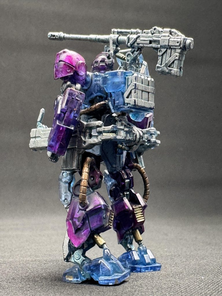 青は成型色、裏をシルバーで塗装…紫は色の源マゼンタを筆塗り動力パイプはカッパー、シリンダーはゴールド、フレームなどはシルバーで塗装…これらは4アーティストマーカーを使いましたが、エナメル系だからか?ザクキャノンが細いところあるからか、ポキポキ折れる(´Д` )折れたら瞬間接着剤で固める…