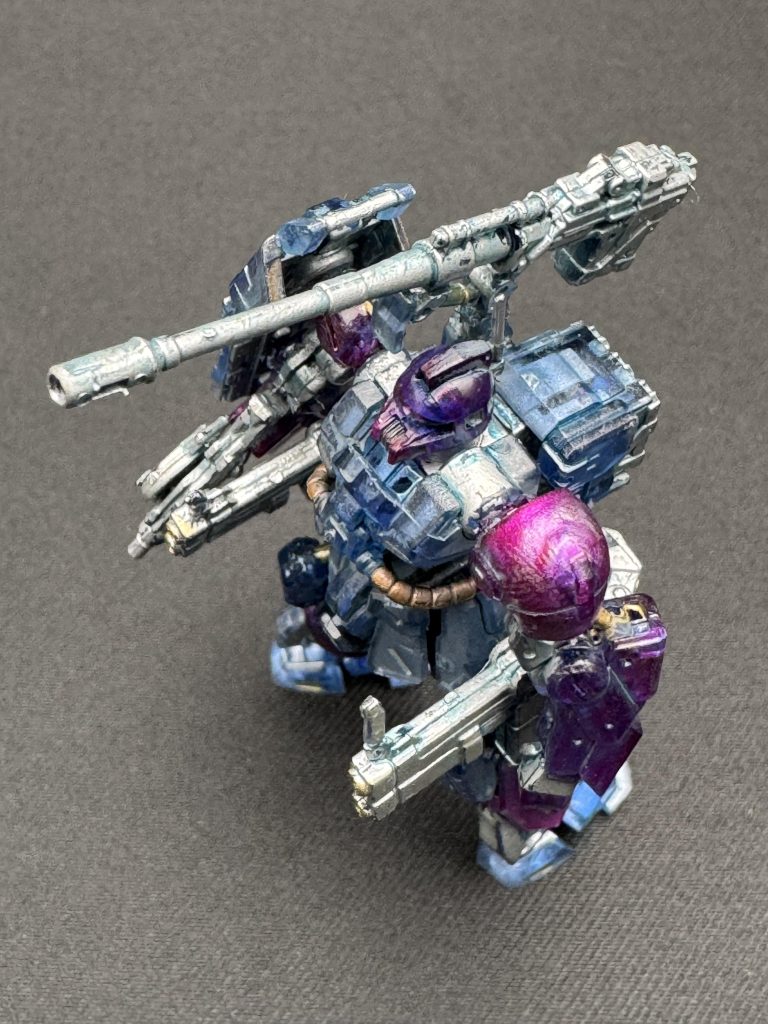 合わせ目はクリアーなので消す気がなかった…最後にウェザリングカラーフィルタリキッドのシェードブルーでフィルタリング後、ウェザリングカラーのマルチグレーをかけたが…小さいキットなのでマルチグレーが隙間にもっさり詰まって埃まみれで掃除してない感になってしまった…のでグレーは除去…