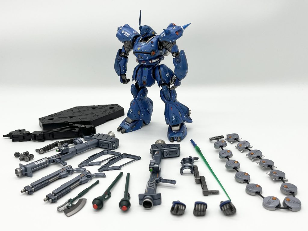 本体＋武器&パーツ一覧ショットサムネのポージングをしたくてジャイアント•バズの可動接続ジョイントとシュツルム・ファウストの2個搭載接続ジョイントを作ってみました。あと、ヒート・ホークも加えています。携行用チェーン・マインラックは作ろうと考えたんですが難易度高過ぎて諦めました…😅