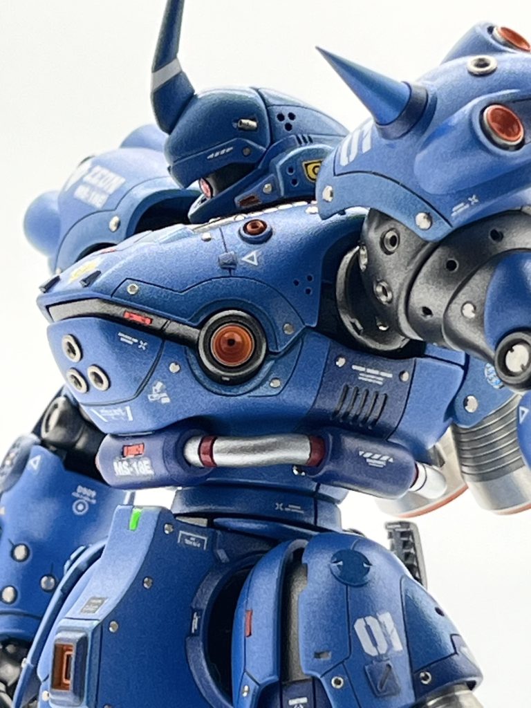 構想検討から完成まで約4ヶ月かかりました。今回はモナカ構造の武器が多くて合わせ目消しで何回も心折れそうになりました…   スジボリも発狂回数が過去最高なくらい今までで1番頑張ったかな（特に脚部）