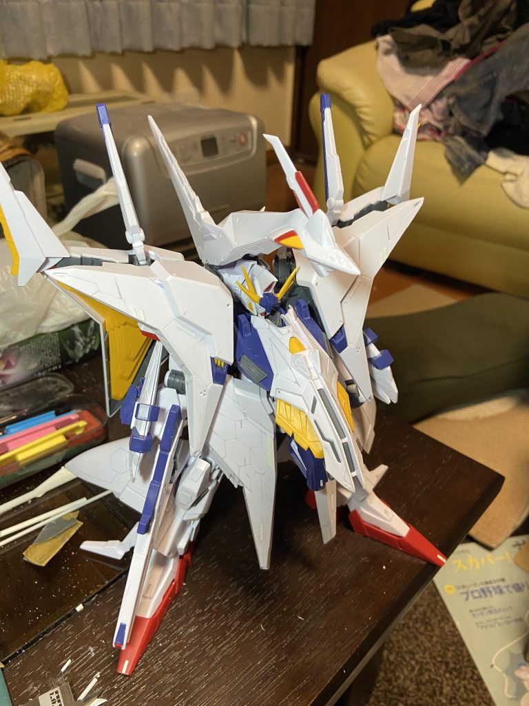 肩アーマーを高めに取り付け、胸アーマーを下に向け、少しバランスを人型に近づけました。モチーフにしたのは小説の挿絵です。肩アーマーの基部はボールジョイントにし、前後斜めに広げられる様にしてます。これで腕に表情を持たせられる様になりました。