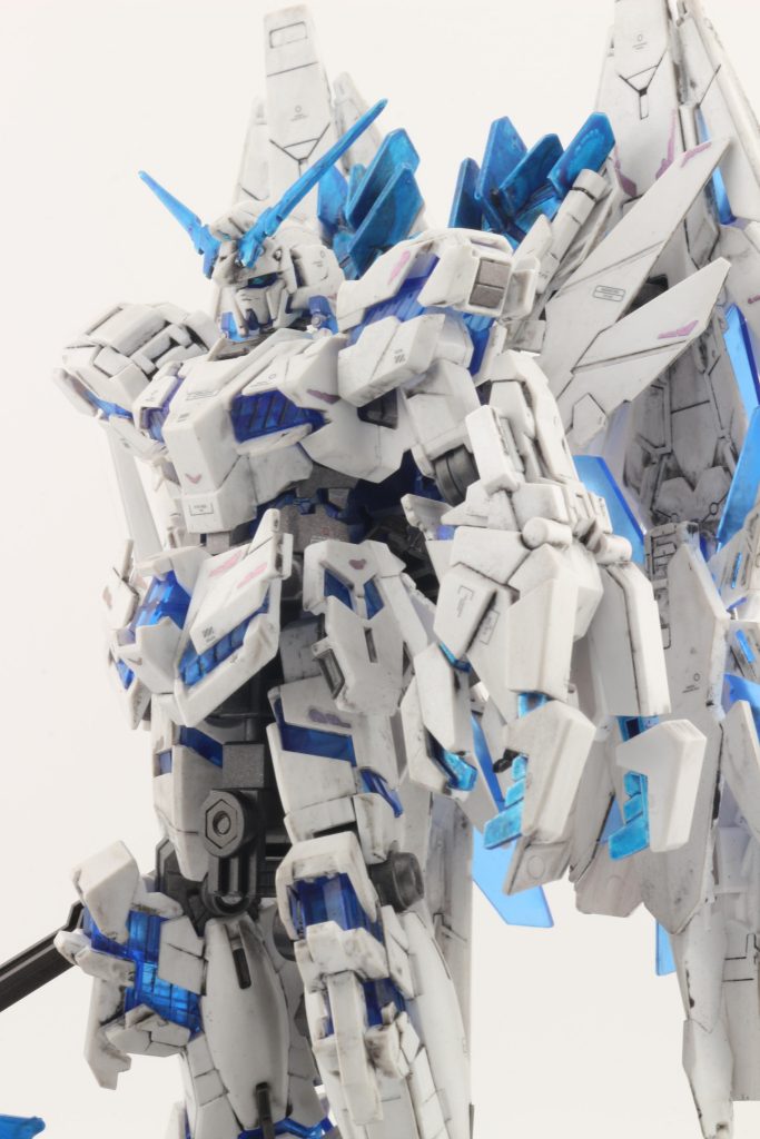 ハルバードの刃の部分は白サフの上からクリアブルー