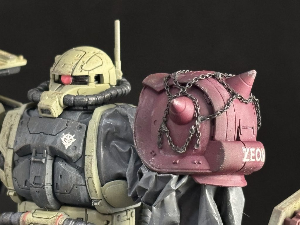 左肩は装甲が無くシートで覆っている