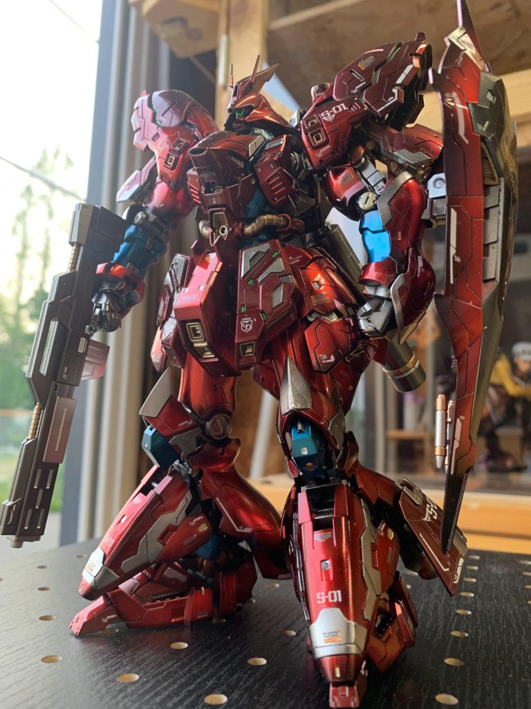 思い切って腕とか胴回りを青にしてみましたけどなんかしっかりこない…ので塗り直そうと思ったけど、もうバラせない…のでそのままです😢他にもパーツは無くすし、割れるしで苦労の連続でした…なかなかスンナリいかないですね