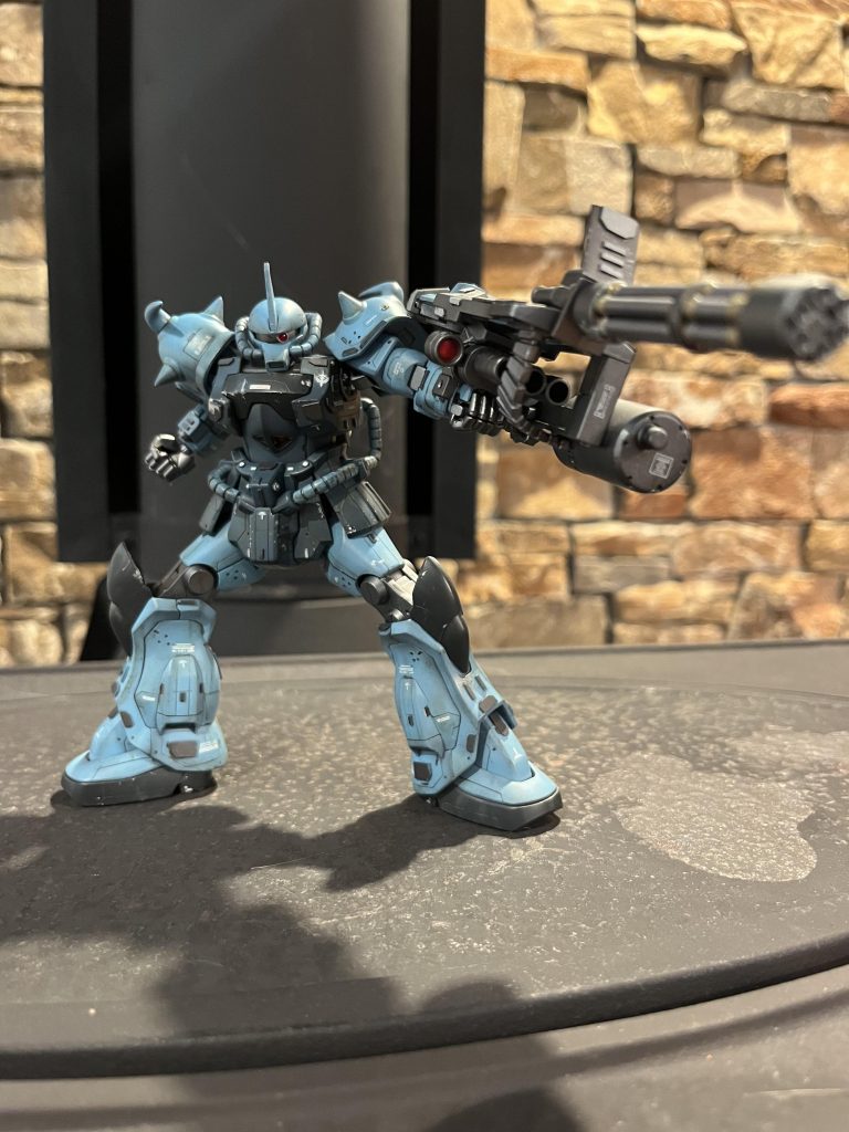 お次はガトリングシールドで射撃ポーズ!そして今回ディテールアップはプラ板によるディテールアップを多めにしてみました!その効果により重厚感のある見た目に仕上がりました♪(๑ᴖ◡ᴖ๑)♪