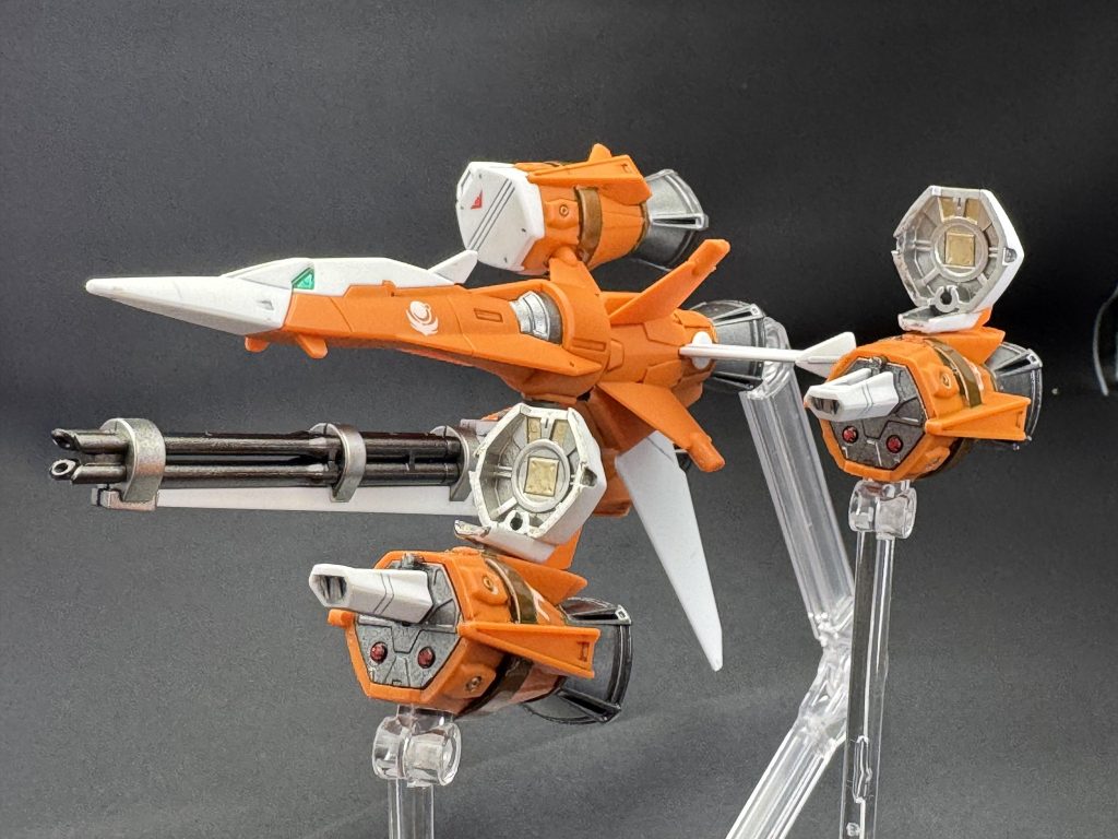 ガンバレル展開時の2つの丸はミサイルだそうで…弾頭を赤くしました蓋の裏側はレーダーらしいので…ガイアのスターブライトジュラルミンを吹いた後、エナメルのチタンゴールドで部分塗装コクピット部分には人が乗れるそうで…クリアーパーツの裏をガンダムマーカーのメッキシルバーで塗装しましたガンバレルは有線なので、リード線付けて欲しかったなぁ…(それと取り付け穴)