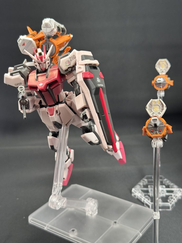 付ける本体がないので、カガリのルージュに装着…ストライクルージュはオーブ、ガンバレルストライカーは連合(´-` )…こまけぇこたぁいいんだよ🤔