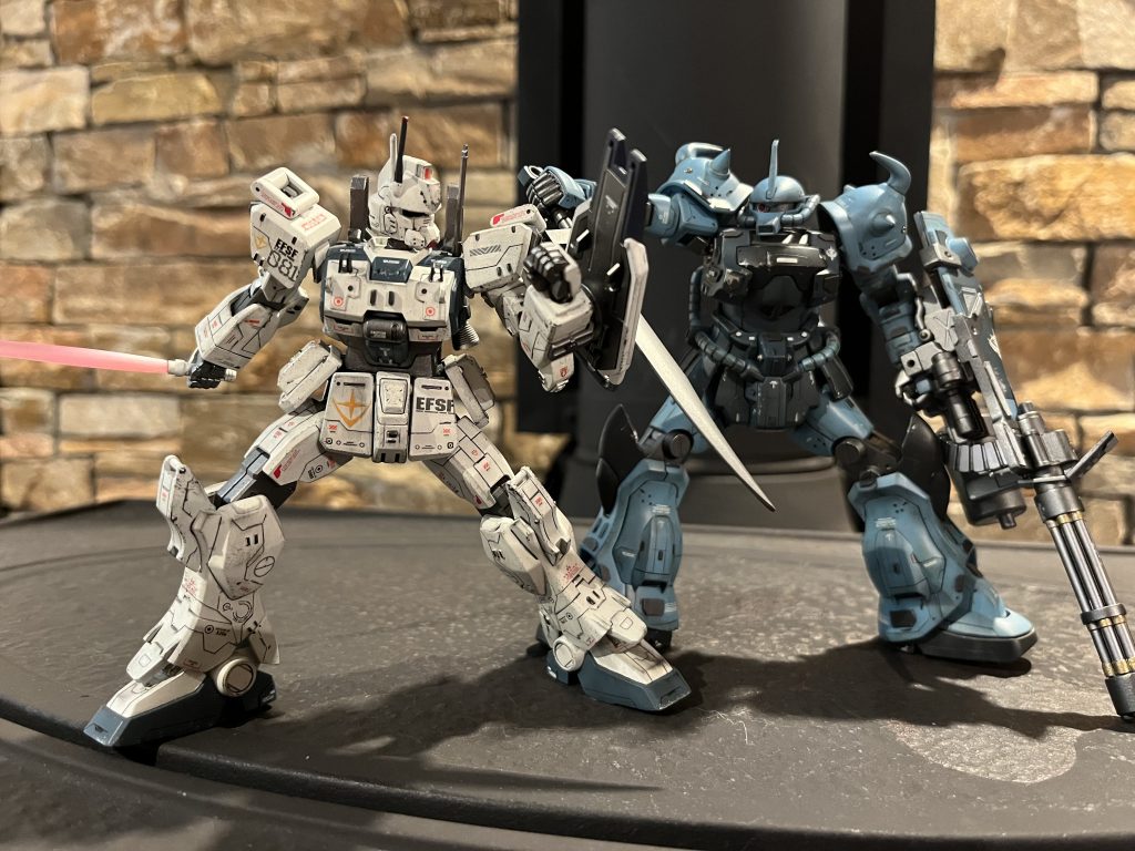 そしてグフカスタムが完成したということで過去作のEz8とツーショットしてみました♪(๑ᴖ◡ᴖ๑)♪やっぱりこの2機が揃うと迫力がすごいですね!