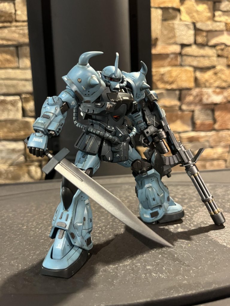 お次はヒートサーベルを構えてポージング!やっぱりグフカスタムはこの重厚感がたまらないですよね(。-∀-)