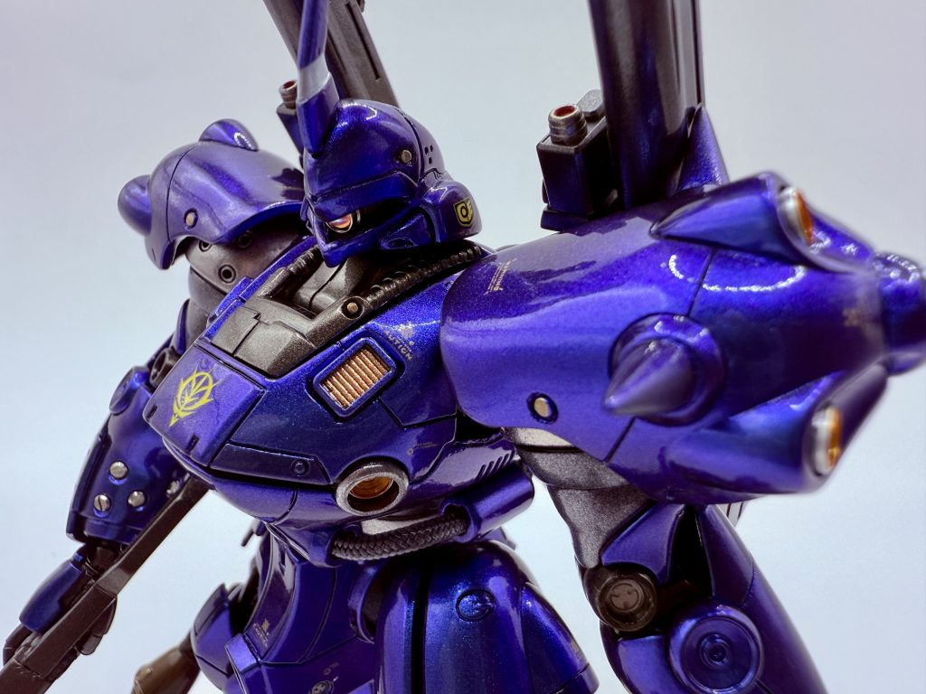 それにしても、塗料のカラーバリエーションが格段に増えていて、どんな色に仕上げるか、考えるだけでもワクワクします(zaku-kao2)