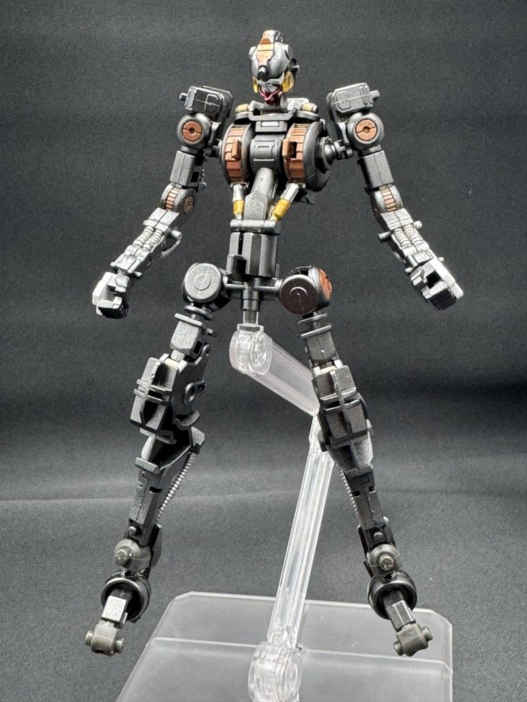 ガンダムフレームは全塗装、ガイアのスターブライトアイアン、差し色にクレオスのスーパーカッパー2シリンダー受けはエナメルのゴールドリーフ、シリンダーは銀のラピーテープを巻いてキラリと光るようにしました