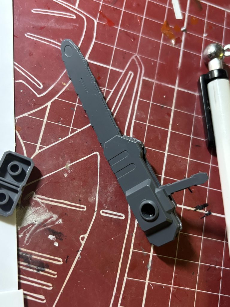 元々のチェーンソーです、プラ板で太くしました