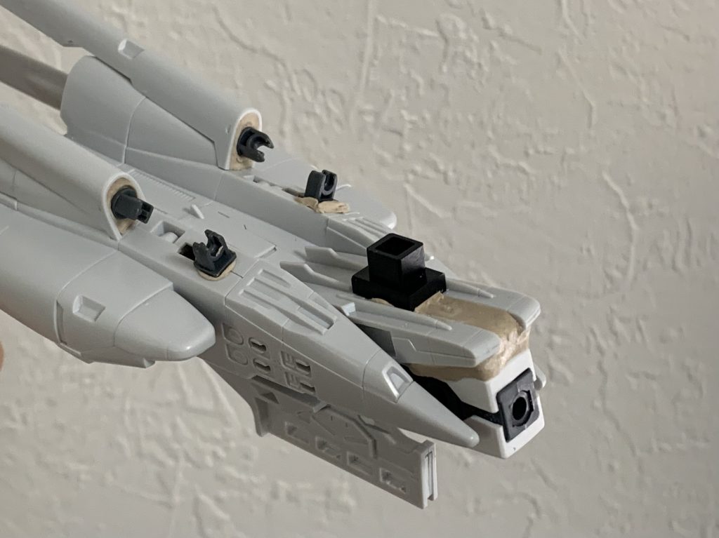 製作中の写真です。デンドロ部の裏側にアームの基部やアクションスタンドの連結部などをエポキシパテで固定しております。