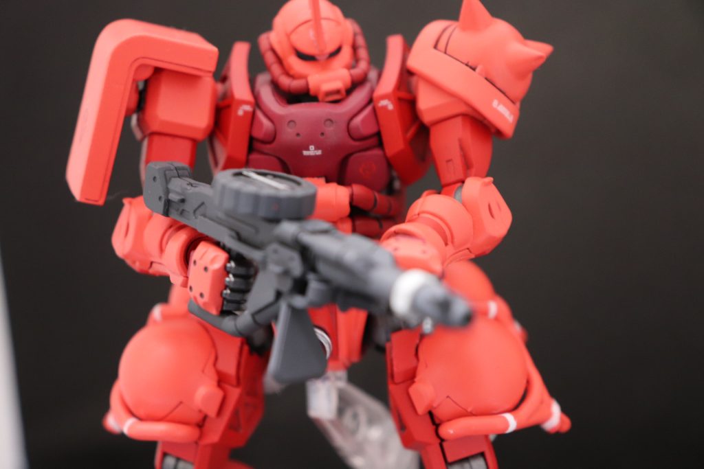 マシンガンを構えてポージング