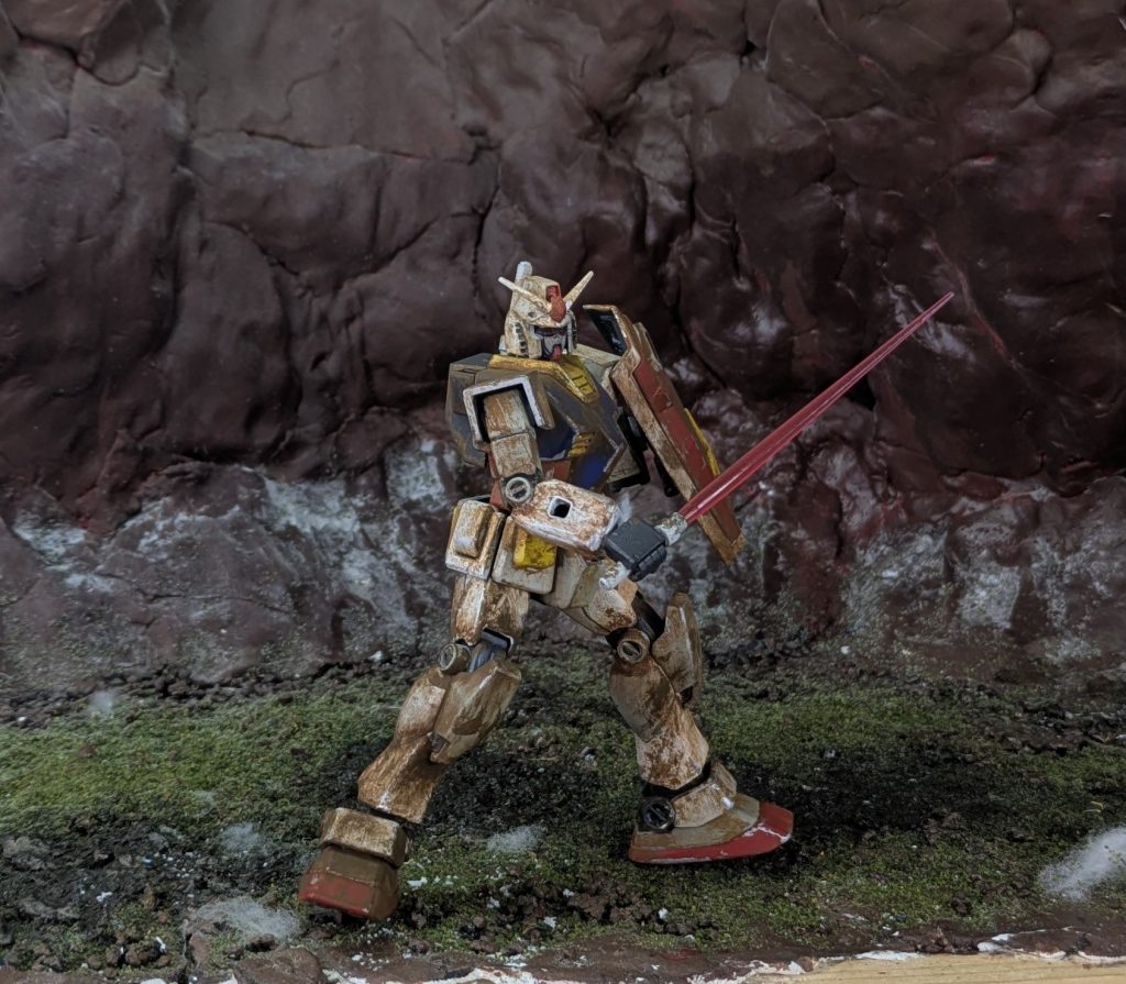 いつもの岩山背景で写真、いい感じに背景にウェザリングが馴染みました。今回は武器作るのが面倒だったのでビームサーベルで写真とりました。