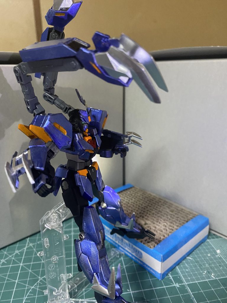 　MS形態、接近してきた敵を捩じ伏せる｡