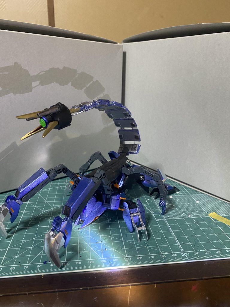 　蠍型MA形態、背中のビーム砲で敵拠点を薙ぎ払う｡