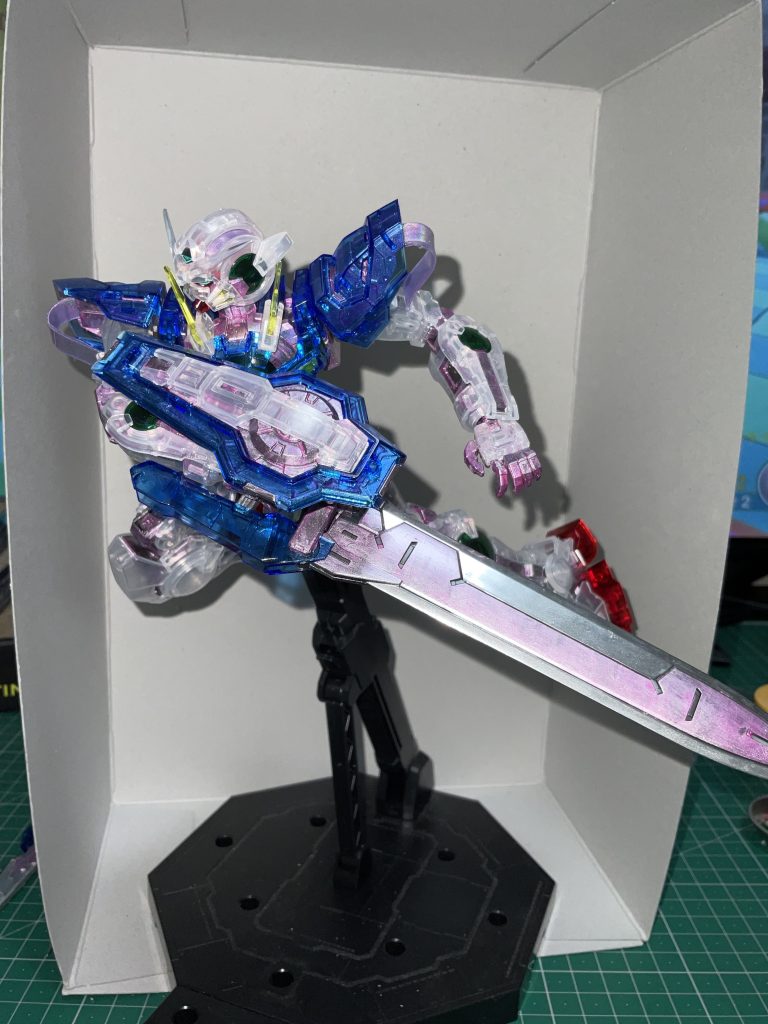 GNソードを構えての突撃姿勢。この姿勢が好きすぎて家にあるエクシア全部この姿勢。