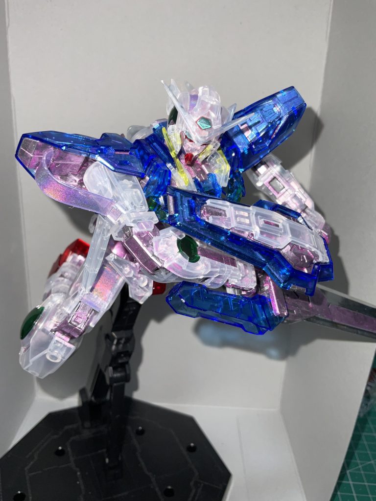 某6VS6のゲームでよく見た構図。よく目の前からこれで突撃されて撃墜されてました。もっとやっていたいゲームでした・・・GNソードが大きくてとても満足できるキットでした。塗ったからなのかはわからないのですが、股関節がかなりゆるゆるで直立できないほどでしたので、強化液を塗って補強しました。