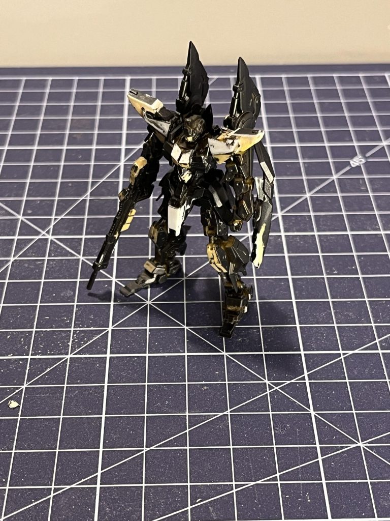 足りない部分や形状が異なる部分は、プラ板、パテ、ジャンクパーツなどを使って再現しています。