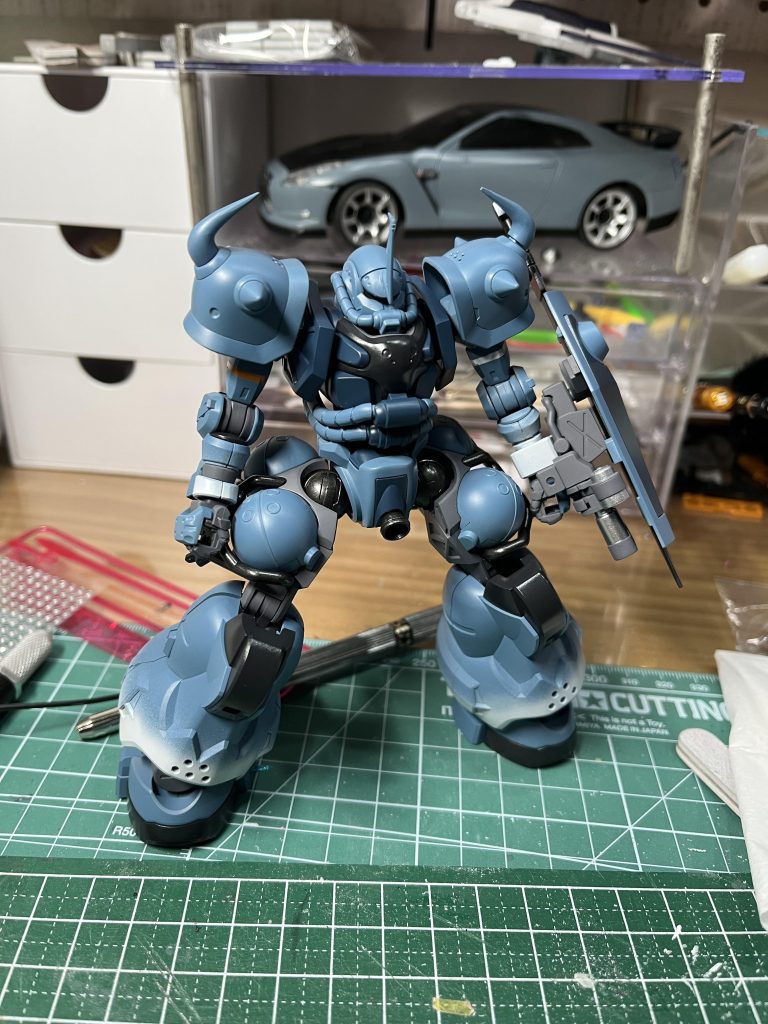 肩のスパイクはアクリジョンの筆塗です!(↑写真は塗装前)こういった円形のパーツは筆の方がキレイに塗装できますねなんでも経験は大切!νの筆塗全塗装の経験があったからこその工作の選択肢が出てきてますね