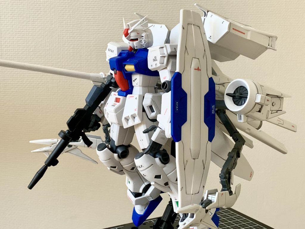 自立は不可です。ちょうど重心くらいの位置に自立スタンドを取り付けられるようにしております。