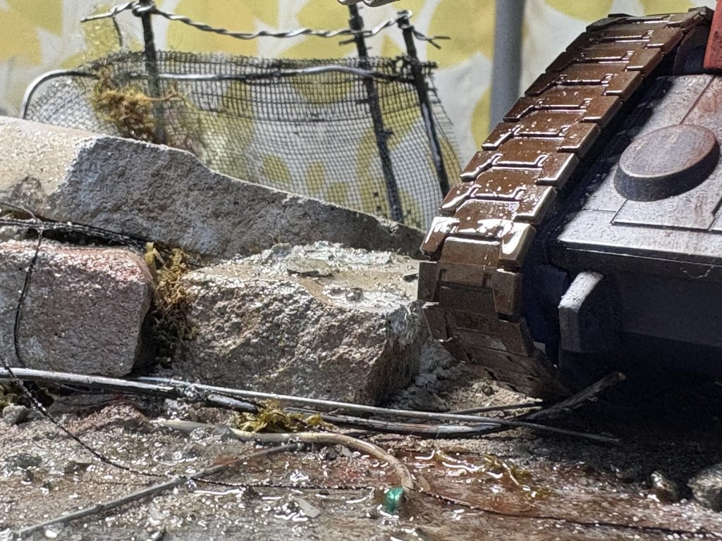 ガンタンクがこんなに汚れるほどの道なら倒壊した建物の一部が放棄されていてもおかしくないかも?
