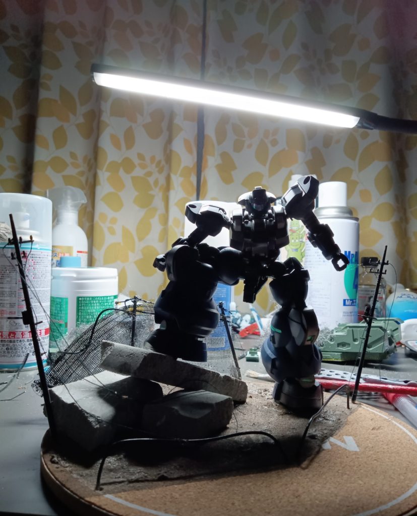 だいぶ完成に近づきましたね。掲載はしませんがこれは12月頃に作ったジオラマなのでここまで作った後は戦車を乗せて飾っていました。それをガンタンクように汚し直したのが今回の作品です。