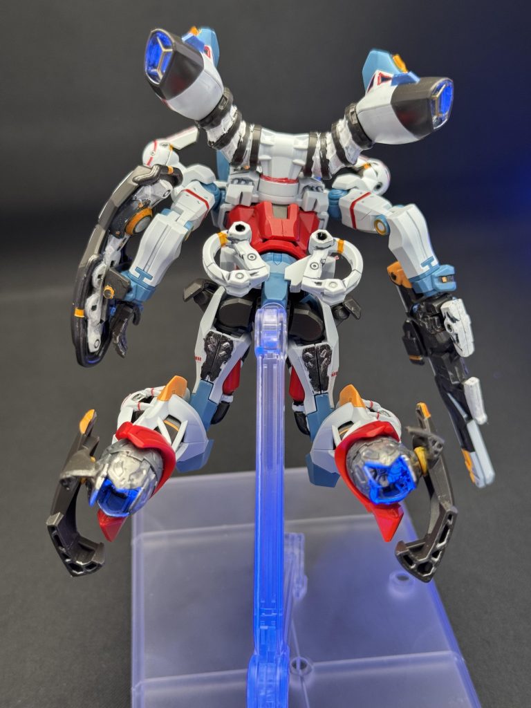 バックショット…バーニアはガンダムマーカーのメッキシルバーとイエローゴールドで塗り分け、蛍光クリアーを筆塗り…バックパックの左右の根元はグレーで良かったのだけど、勢いで白に塗ってしまった…(´Д` )