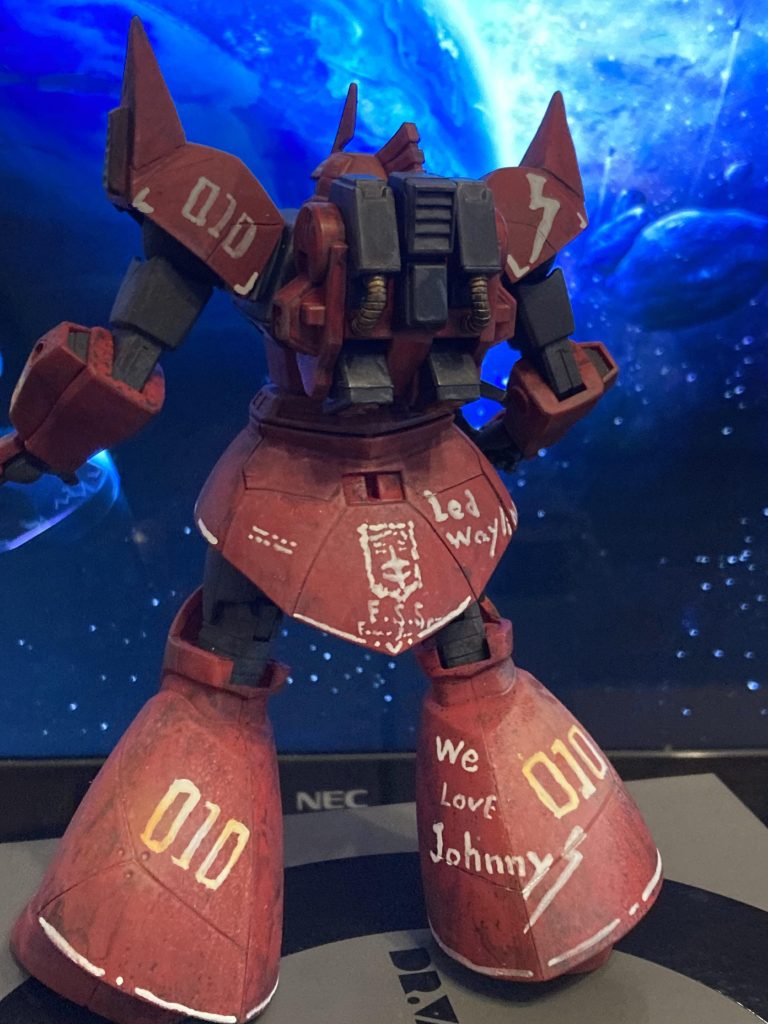 この機体は、ジョニーライデンゲルググというより、『ジョニーライデンの帰還』のレッドウェイライン機という思いがありましたので、こうなりました^_^