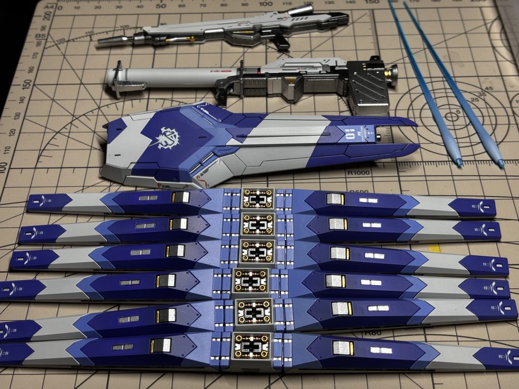 最後に塗装した武器だけでも相当なパーツ数で終わりが全く見えませんでした...