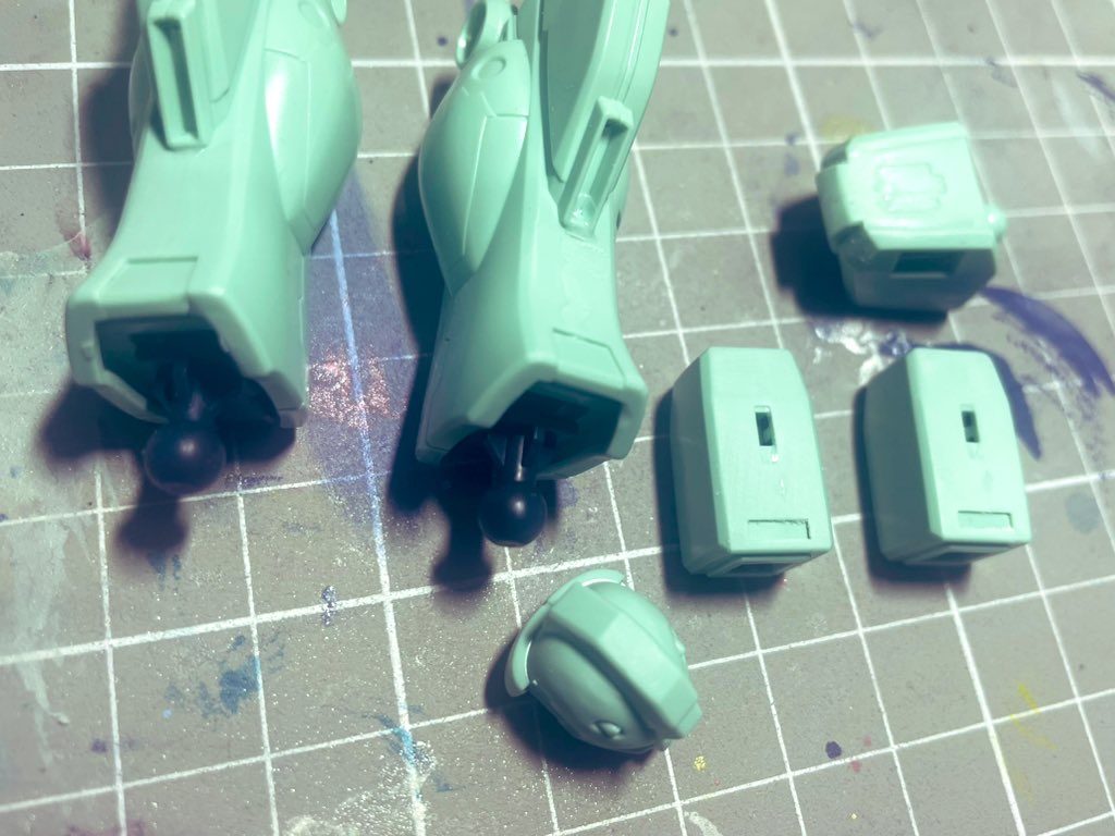 キット自体も優秀で目立つ合わせ目は殆ど無く、頭横と足の前、腕ぐらいでしょうか。肩もミサイルランチャー装備するから隠れるのでわざわざ消す必要ないかも(凸凹してるし)