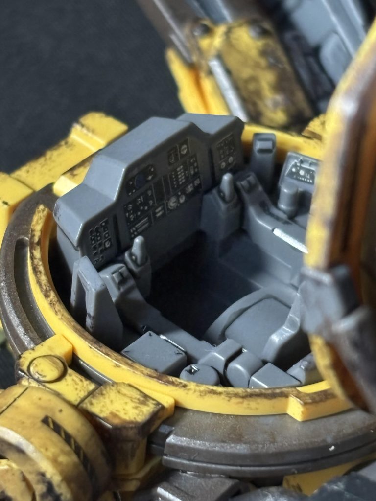 操縦席にもデカール貼りましたかなり様になったかと