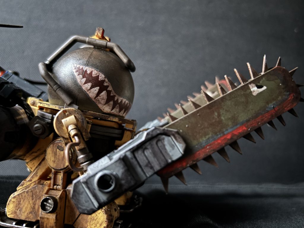 チェーンソーにもシャークマウスを描きました、威圧感満載です笑