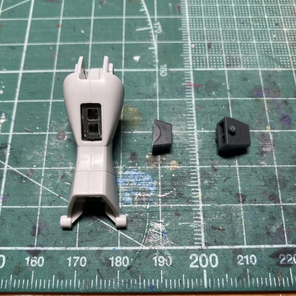 ソード/ブラストインパルスの製作を始めました。共通工作②はスネ。ふくらはぎのバーニアは2mm真鍮線やプラ棒がなかったため、取り付け軸の近辺でスライスして0.3mmプラ板で接着面積を増やして後ハメを行います。ブラストシルエットの上部にあるデリュージー(レールガン)は肉抜きを0.5mmプラ板で大まかに埋め、ゼリー状瞬着で隙間を埋めました。エポパテ使う手間がかかるのでよくゼリー状瞬着で逃げています…（1枚目）