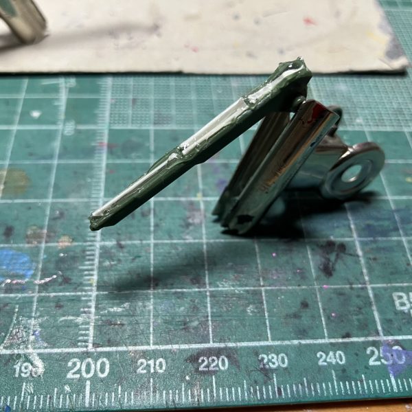 ソード/ブラストインパルスの製作を始めました。共通工作②はスネ。ふくらはぎのバーニアは2mm真鍮線やプラ棒がなかったため、取り付け軸の近辺でスライスして0.3mmプラ板で接着面積を増やして後ハメを行います。ブラストシルエットの上部にあるデリュージー(レールガン)は肉抜きを0.5mmプラ板で大まかに埋め、ゼリー状瞬着で隙間を埋めました。エポパテ使う手間がかかるのでよくゼリー状瞬着で逃げています…（2枚目）