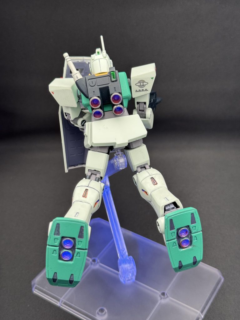 バックショット…バーニアは外側をクレオスのスーパーチタン、内側をスーパーカッパー2で塗装…その上から蛍光クリアーを塗って、UVライトで光るようにしましたキットのグレー成型色は薄いパープルグレー一色だが、ライフルやバックパックは濃いグレー指定なので調色して塗装…パープルグレーも色が足りないところがあるので、調色して部分塗装…ついでにシールド裏も。若干成型色と色味が違う…🤔