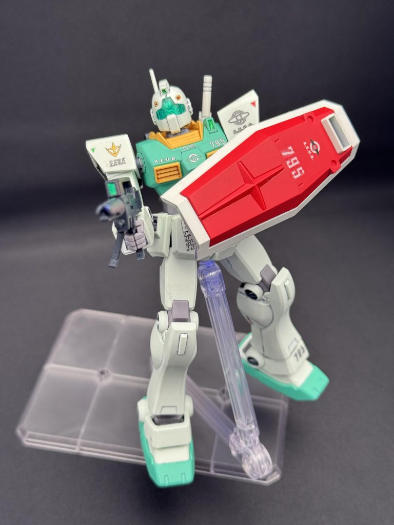 シールドの黄色十字はクレオスのガンダムレッドで塗りつぶしバイザーとセンサーは緑のラピーテープの上に蛍光グリーンを塗ってUVライトで光るようにしました。バイザー外したメカディテールにはガンダムカラーのメッキシルバーを塗ってキラキラ反射するようにしました